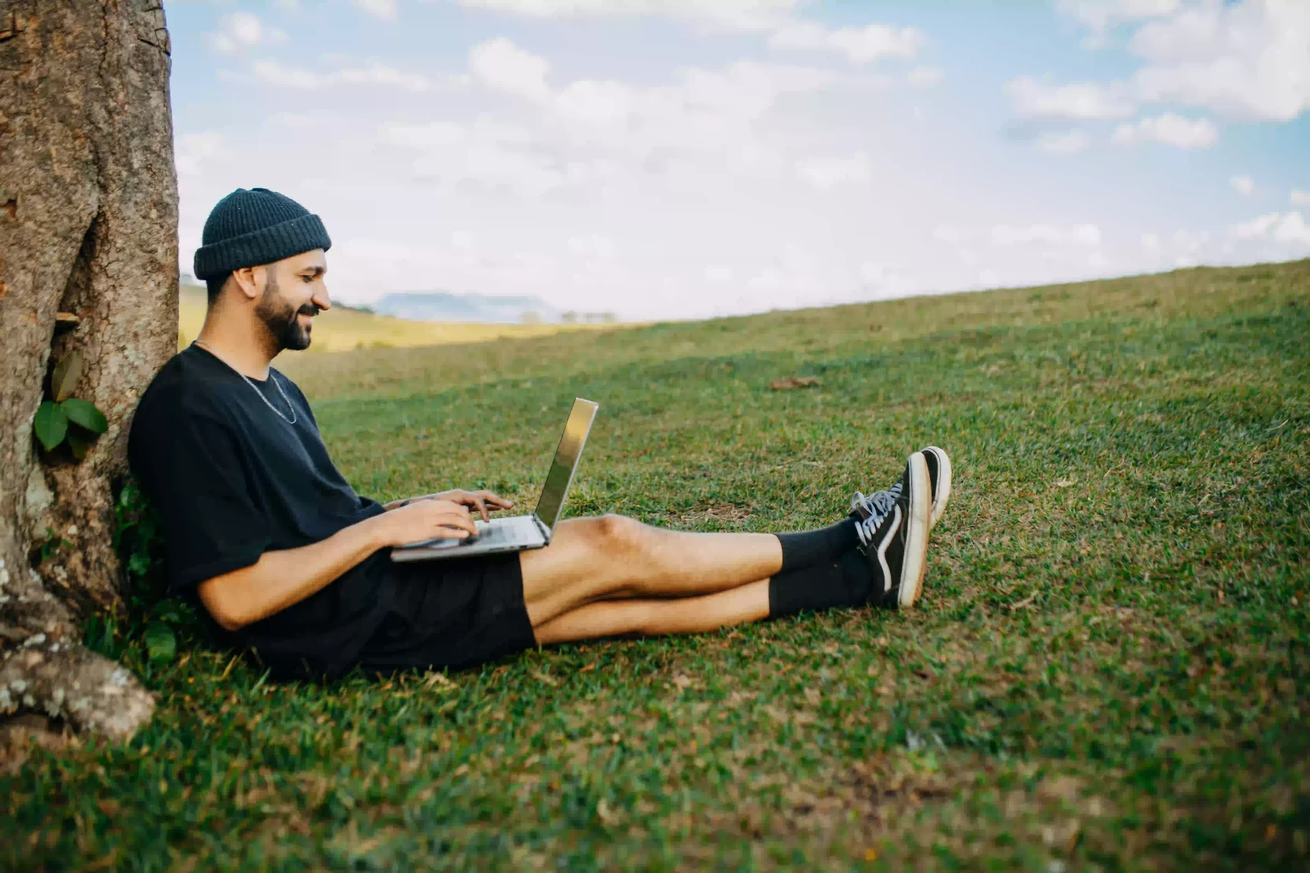 Comment choisir entre un Freelance GEO et une Agence